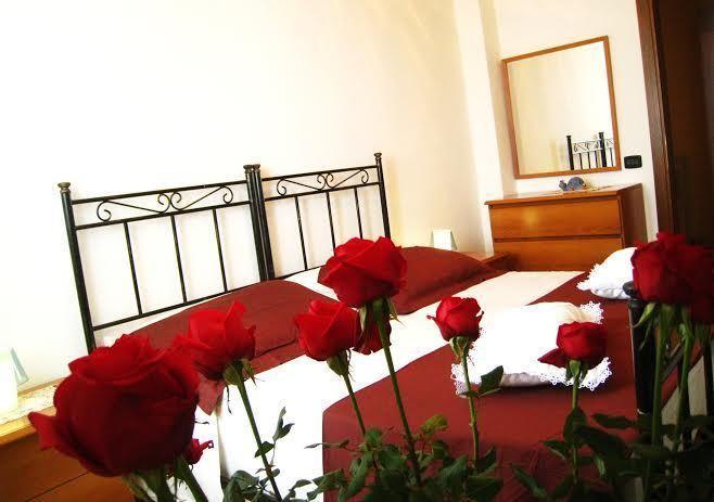 Bed And Breakfast Due Leoni Torri Del Benaco Habitación foto